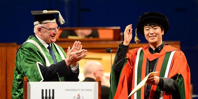 Chinese pianist receives honorary degree from the University.